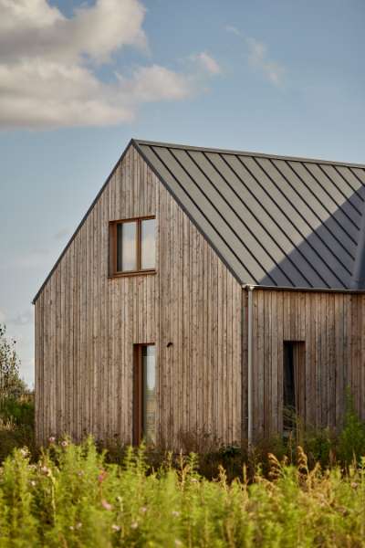 Roen sænker sig under ståltag på idyllisk naturgrund, Fischerstraße 11d, 14778 Päwesin, Tyskland
